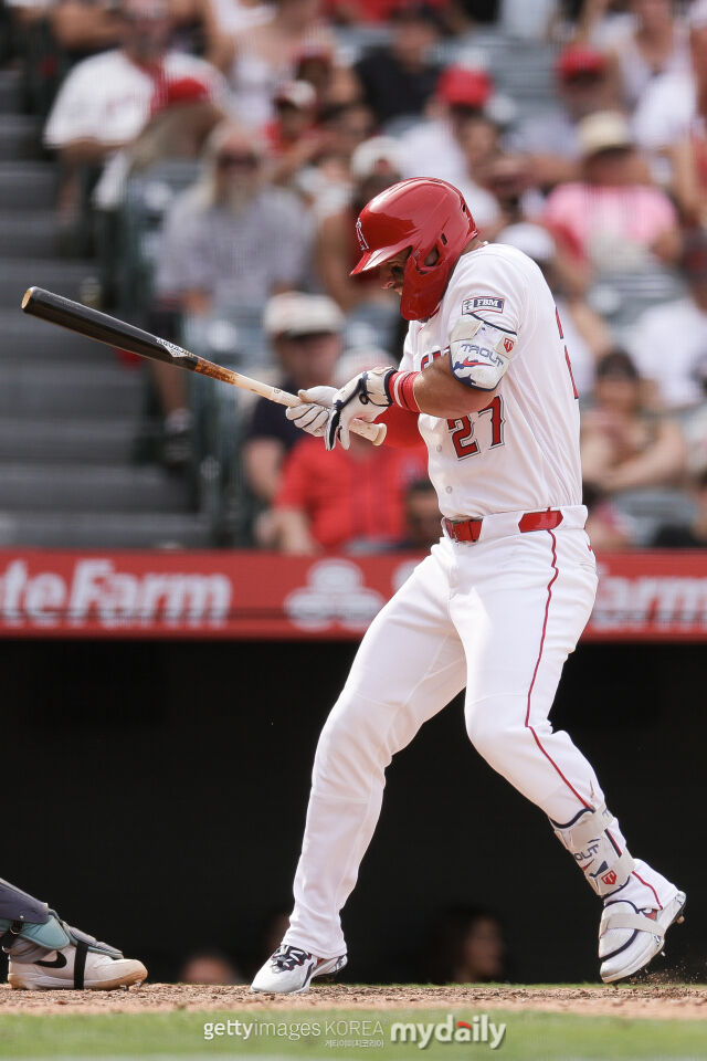 마이크 트라웃이 왼손 몸에 맞는 공으로 경기에서 빠졌다./게티이미지코리아