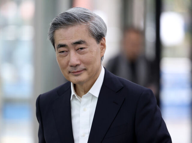 신현송 한국은행 총재 후보자. 지난 6일 신 후보자가 서울 중구 한화금융플라자에 마련된 인사 청문회 준비 사무실로 출근하고 있다. /뉴시스