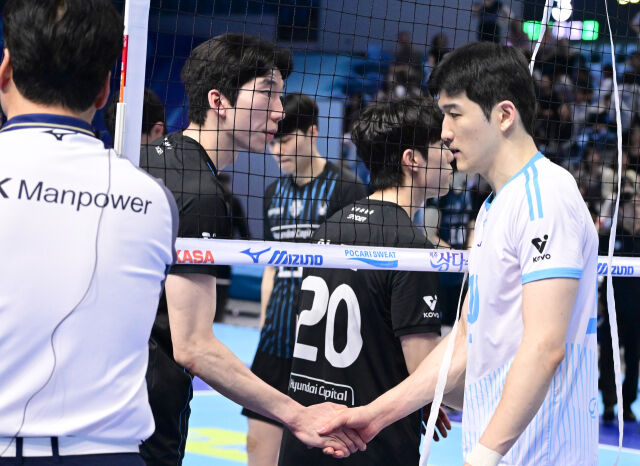 경기가 끝난 뒤 대한항공 정지석과 현대캐피탈 허수봉이 악수하고 있다 / 한국배구연맹(KOVO)