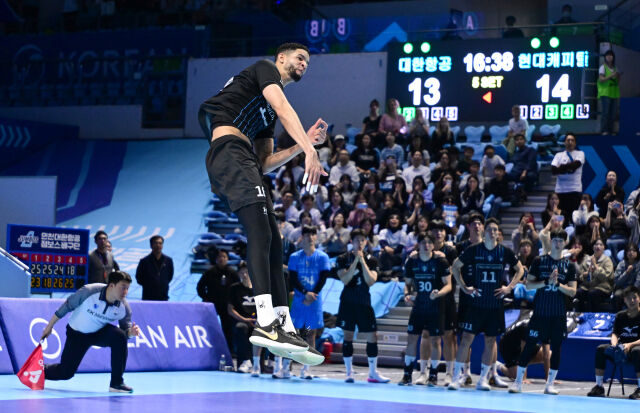 5세트 14-13 상황, 현대캐피탈 레오가 서브를 넣고 있다 / 한국배구연맹(KOVO)