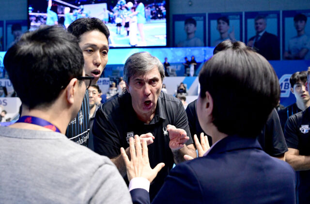 경기 후 현대캐피탈 필립 블랑 감독과 최민호가 강하게 항의하고 있다 / 한국배구연맹(KOVO)