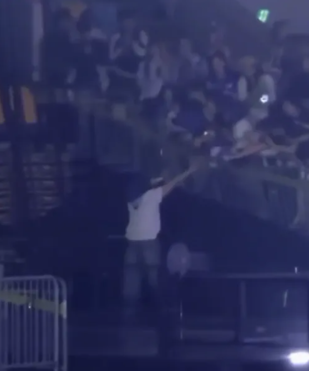 지난 5일 서울 송파구 KSPO 돔에서 개최된 슈퍼주니어 단독 콘서트 도중, 객석 안전펜스가 하중을 견디지 못하고 무너져 내리면서 관객 3명이 추락하는 사고가 일어났다./X 캡처