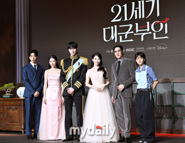 6일 오후 서울 역삼동 조선팰리스호텔에서 진행된 MBC 금토드라마 '21세기 대군부인' (극본 유지원, 연출 박준화 배희영) 제작발표회에서 참석자들이 포토타임을 갖고 있다. 왼쪽부터 유수빈, 공승연, 변우석, 아이유, 노상현, 이연.<br><br>'21세기 대군부인'은 21세기 입헌군주제 대한민국을 배경으로 모든 걸 가진 재벌이지만 신분은 고작 평민이라 짜증스러운 여자 성희주(아이유 분)와 왕의 아들이지만 아무것도 가질 수 없어 슬픈 남자 이안대군(변우석 분)의 운명 개척 신분 타파 로맨스를 그린 드라마다. 4월 10일 첫 방송 예정.