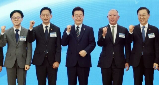 지난 2월 27일 전북 군산 새만금컨벤션센터에서 열린 현대차그룹 '새만금 로봇·수소·AI시티 투자협약식'에서 기념촬영을 하고 있는 (왼쪽부터) 김정관 산업통상부 장관, 배경훈 부총리 겸 과학기술정보통신부 장관, 이재명 대통령, 정의선 현대자동차그룹 회장, 김윤덕 국토교통부 장관의 모습. /뉴시스(청와대통신사진기자단)