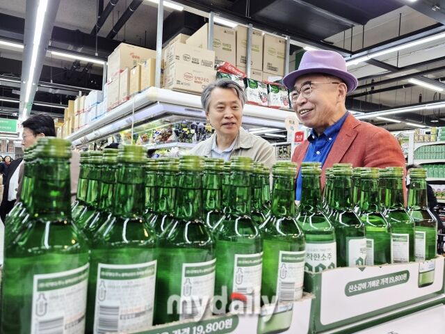 조웅래 선양소주 회장(오른쪽) 6일 오전 서울 송파구 가락시장 다농마트에서 ‘착한소주 990’을 직접 홍보하며 소비자에게 제품을 소개하고 있다. /방금숙 기