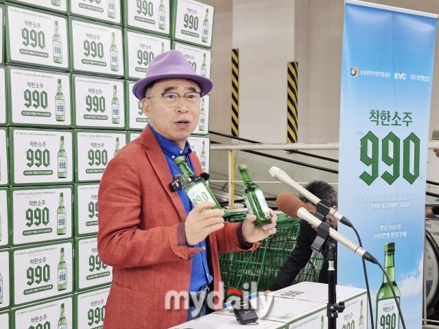 조웅래 선양소주 회장이 6일 오전 서울 송파구 가락시장 다농마트에서 ‘착한소주 990’ 출시 배경과 제품에 대해 설명하고 있다. /방금숙 기자