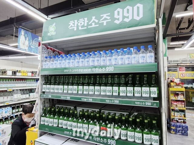 다농마트 내 주류 코너 내 착한소주 990 매대 모습. /방금숙 기자