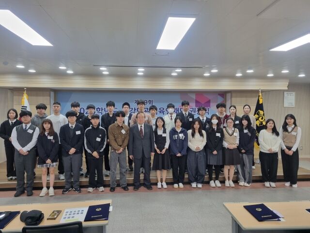 2025년 진행된 소강민관식육영재단 제26회 장학금 수여식 참가자들. /소강민관식육영재단 제공