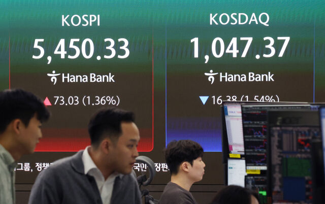 코스피가 상승 마감한 6일 서울 중구 하나은행 딜링룸에서 딜러들이 업무를 보고 있다. 코스피는 전 거래일(5377.30)보다 73.03포인트(1.36%) 오른 5450.33에, 코스닥 지수는 전 거래일(1063.75)보다 16.38포인트(1.54%) 내린 1047.37에 거래를 마쳤다./뉴시스