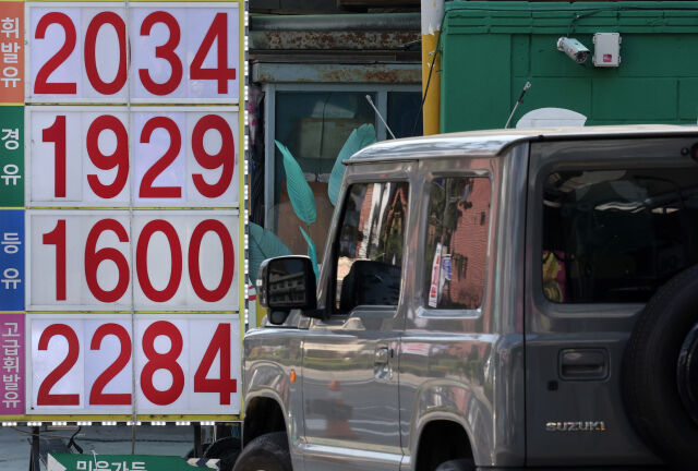 5일 오후 서울 중구의 한 주유소 휘발유·경유 가격이 1900원을 넘기고 있다. /뉴시스
