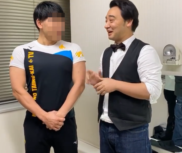 일본 열도를 뒤흔든 성범죄 혐의로 연예계에서 사실상 퇴출당한 코미디언 사이토 신지(43)가 최근 도쿄 한복판에서 빵을 판매하며 생계를 이어가는 모습이 포착됐다./사이토 신지 소셜미디어