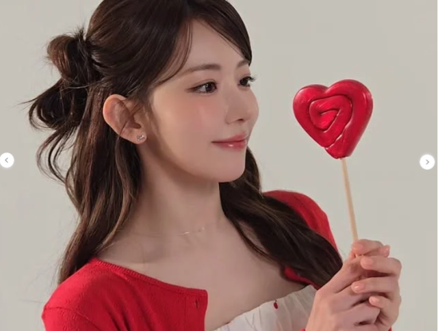 르세라핌 사쿠라가 앙증맞은 체리 문양이 새겨진 화이트 끈 원피스 위로 강렬한 레드 가디건을 걸쳐 생동감 넘치는 매력을 발산했다. /사쿠라 소셜미디어