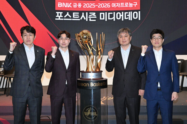 왼쪽부터 하상윤 감독, 위성우 감독, 이상범 감독, 김완수 감독./WKBL
