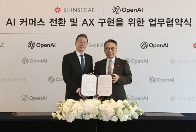 6일 웨스틴 조선 서울에서 진행된 신세계그룹과 오픈AI의 ‘AI 커머스 사업협력’ 업무협약식. 협약식에는 임영록 신세계그룹 경영전략실장(사장, 오른쪽), 김경훈 오픈AI 코리아 총괄대표가 참석했다. /신세계그룹