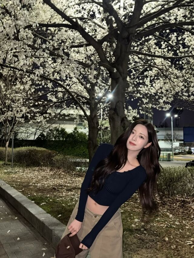 있지 유나가 벚꽃이 만개한 거리에서 완벽한 몸매를 드러냈다. / 유나 SNS