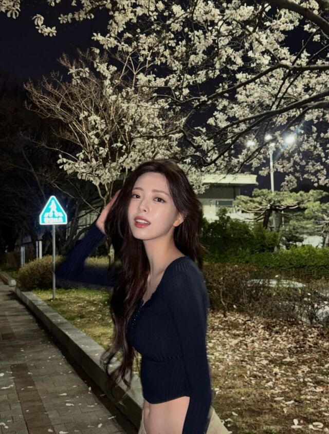 있지 유나가 벚꽃이 만개한 거리에서 완벽한 몸매를 드러냈다. / 유나 SNS