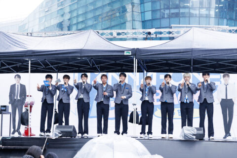 워너원, 7년만 팬과 만남 어땠나&hellip;강다니엘&middot;라이관린은 불참했지만 [공식]