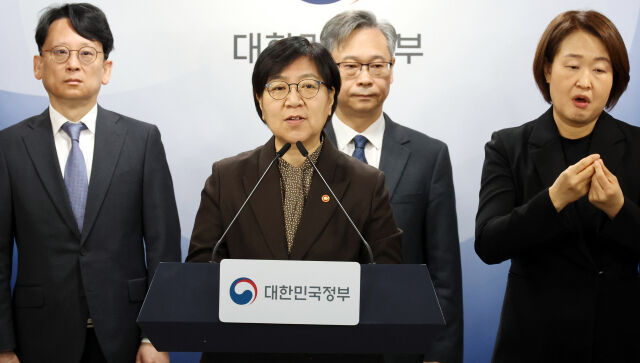 정은경 보건복지부 장관이 7일 오전 서울 종로구 정부서울청사에서 의료제품 수급대응 관계부처 합동 브리핑을 하고 있다. /뉴시스