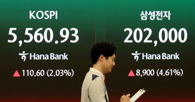 7일 오전 서울 중구 하나은행 딜링룸에서 딜러들이 업무를 하고 있다. 코스피는 전 거래일(5450.33)보다 101.86포인트(1.87%) 상승한 5552.19에 개장했고 올해 1분기 영업이익 57조2000억원을 기록한 삼성전자는 장 초반 20만원을 넘어서고 있다. /뉴시스