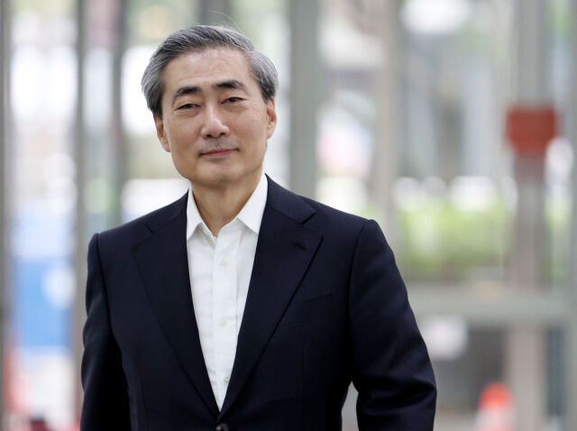 신현송 한국은행 총재 후보자가 6일 서울 중구 한화금융플라자에 마련된 인사 청문회 준비 사무실로 출근하고 있다. /뉴시스