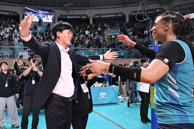 우승을 확정지은 뒤 이영택 감독이 실바와 뜨거운 포옹을 하고 있다. / 한국배구연맹(KOVO)