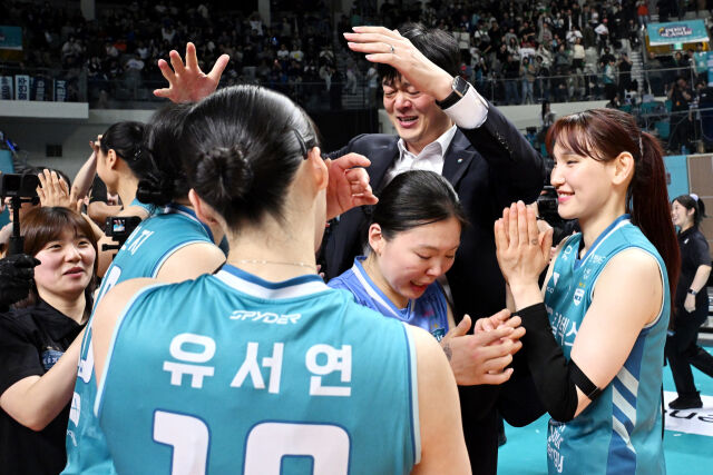 이영택 감독이 GS칼텍스 선수들과 포옹을 하며 눈물을 흘리고 있다.