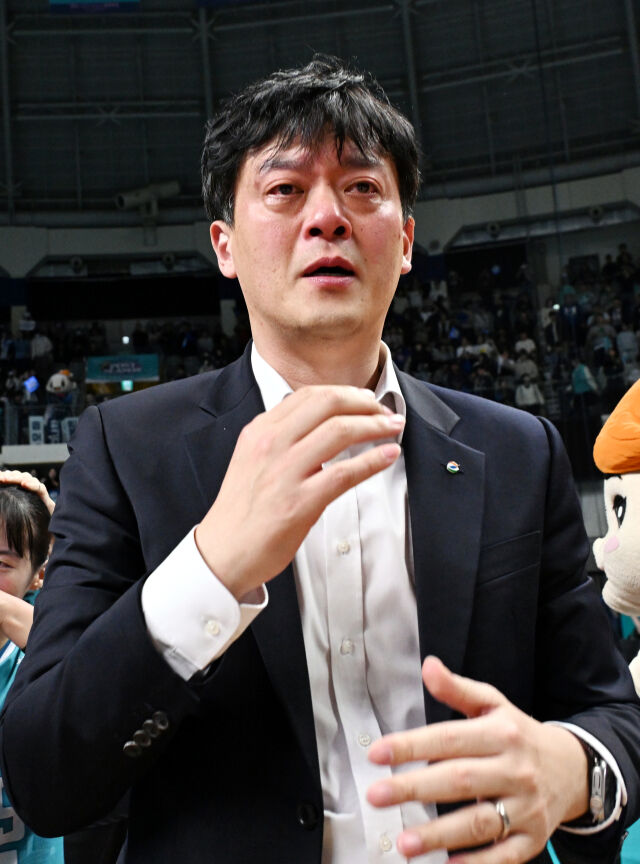 기쁨의 눈물을 흘린 GS칼텍스 이영택 감독. / 한국배구연맹(KOVO)