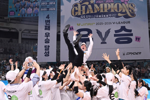 우승을 차지한 GS칼텍스 이영택 감독이 선수들에게 헹가래를 받공 있다. / 한국배구연맹(KOVO)