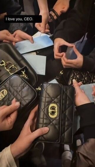 그룹 블랙핑크 멤버 겸 배우 지수가 직원들에게 통 큰 선물을 쐈다. / 블리수 직원 소셜미디어