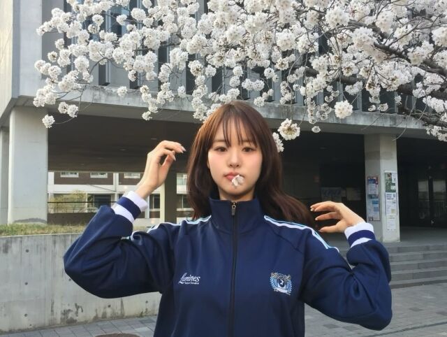 박희선이 서울대 캠퍼스를 배경으로 청량한 비주얼을 공개했다. / 박희선 SNS