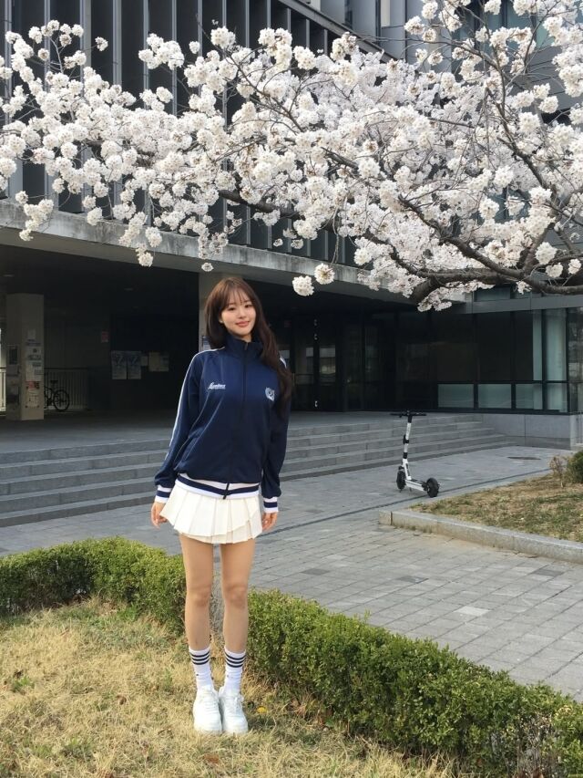 박희선이 서울대 캠퍼스를 배경으로 청량한 비주얼을 공개했다. / 박희선 SNS