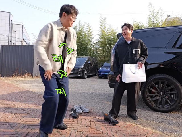 신동엽은 2번 밖에 신지 않은 명품 신발 2개를 박영진에게 선물했다. / 유튜브 '짠한형'