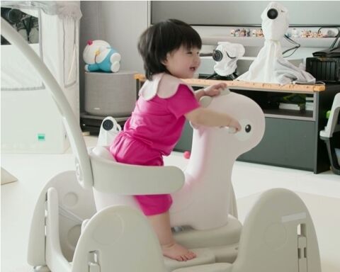 '심형탁 子' 하루, 핫핑크 입고 베이비 칭기즈 칸 등극&hellip;오동통 허벅지 질주[슈돌]