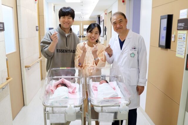 세쌍둥이 산모와 남편, 산부인과 전종관 교수. /이대목동병원