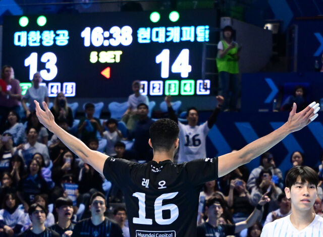 현대캐피탈 레오가 서브 에이스를 자신하며 팬들을 향해 세리머니를 하고 있다 / 한국배구연명(KOVO)