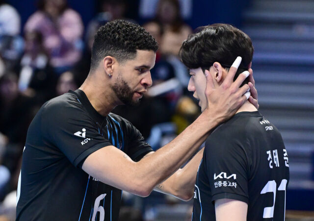 현대캐피탈 레오가 정태준에게 승리할 수 있다는 자신감을 불어넣고 있다 / 한국배구연맹(KOVO)