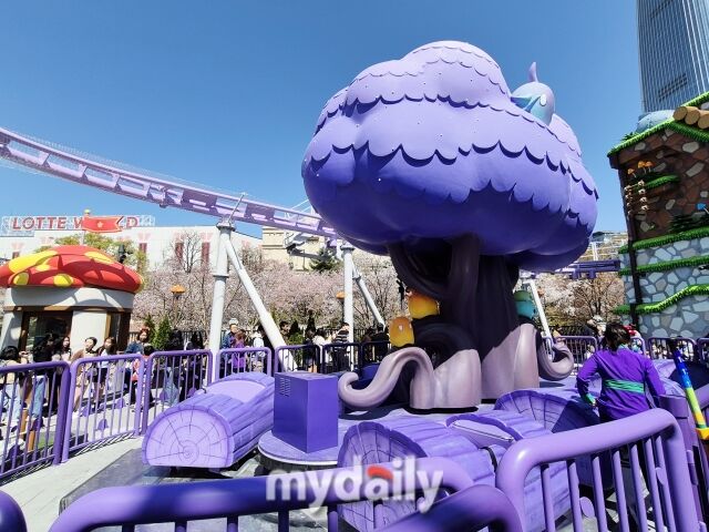 롯데월드가 넥슨과 손잡고 2년여 준비 끝에 지난 3일 ‘메이플 아일랜드’ 상설 테마존을 개장했다. 메이플스토리 속 신비의 숲 ‘아르카나’를 모티브로 한 신규 어트랙션 ‘아르카나라이드’ 모습. /방금숙 기