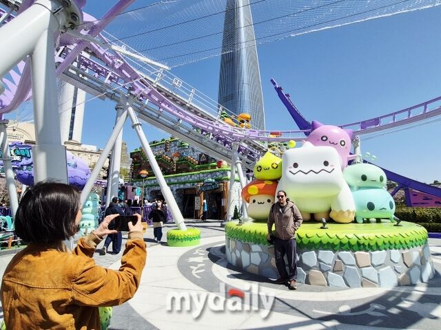 메이플 아일랜드를 찾은 외국인 관광객이 핑크빈, 예티, 돌의 정령 등 게임 캐릭터 조형물 앞에서 기념사진을 찍고 있다. / 방금숙 기자