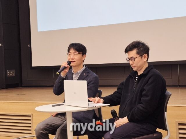 이해열 롯데월드 마케팅부문장 상무(왼쪽)가 7일 열린 메이플 아일랜드 존 기자간담회에서 기자들의 질문에 답하고 있다. /방금숙 기자