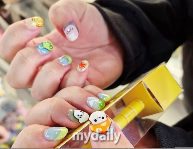 메이플 아일랜드 방문을 기념해 메이플스토리 주요 캐릭터로 네일아트까지 하고 온 관람객. 콘텐츠에 진심인 2030 유저의 열정이 돋보인다. /방금숙 기자