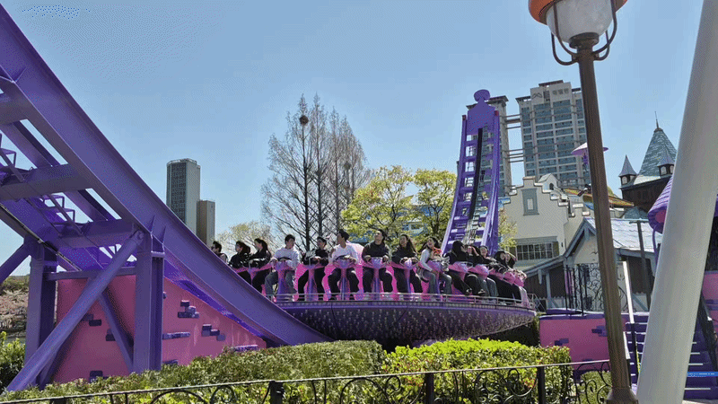 핑크빈 테마로 재단장한 인기 어트랙션 ‘자이로스핀’. /방금숙 기자