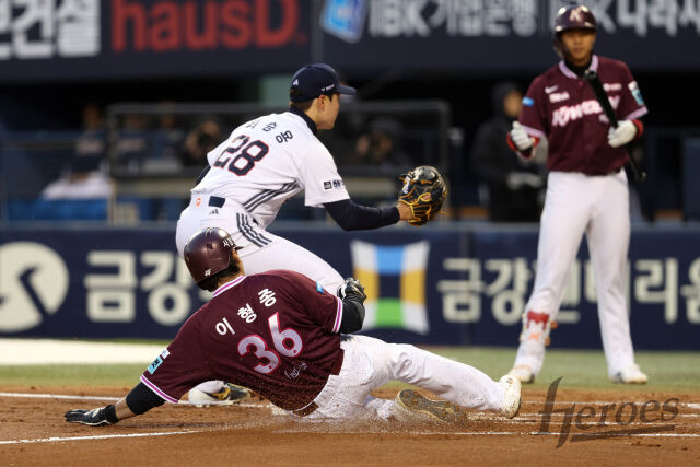 공격적인 주루로 득점을 만든 이형종./키움 히어로즈