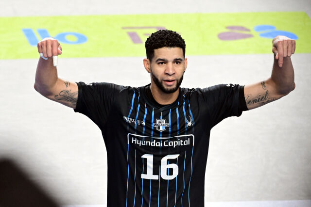 현대캐피탈 레오가 1세트 서브 에이스를 기록한 뒤 관중들을 향해 세리머니를 펼치고 있다. / 한국배구연맹(KOVO)