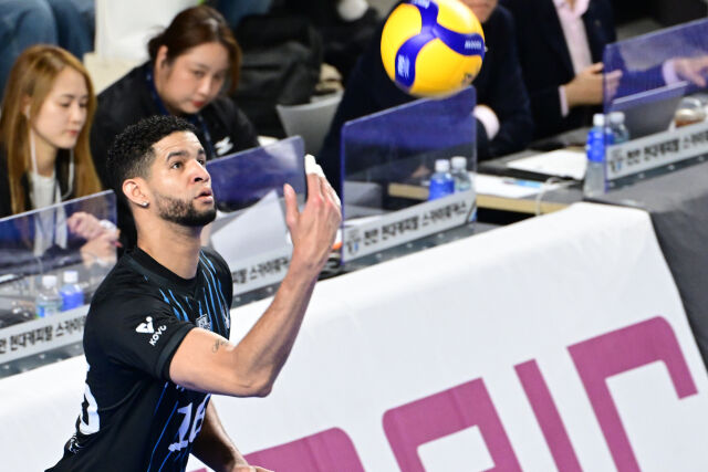 현대캐피탈 레오가 강한 서브를 시도하고 있다. / 한국배구연맹(KOVO)