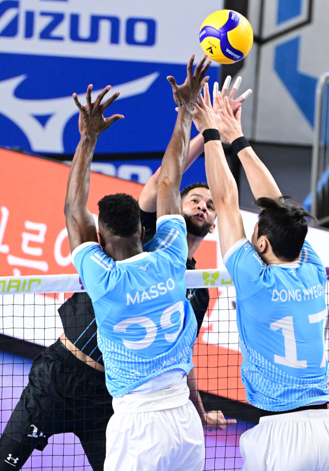 현대캐피탈 레오가 대한항공 블로킹을 피해 공격을 시도하고 있다. / 한국배구연맹(KOVO)