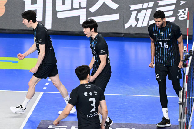 허수봉, 김진영, 레오가 득점을 올린 뒤 포효하고 있다. / 한국배구연맹(KOVO)