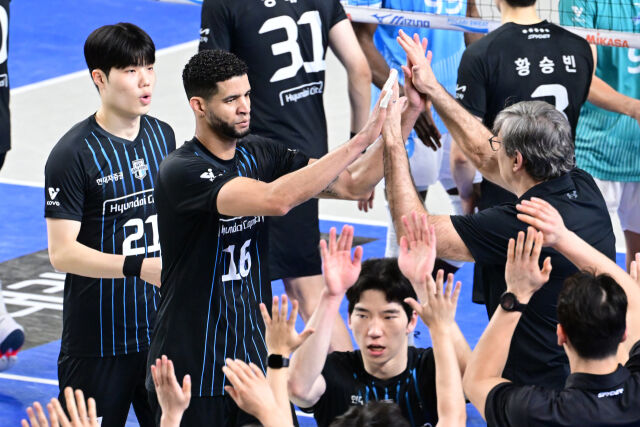 3차전 승리 후 필립 블랑 감독과 하이파이브를 하고 있는 레오. / 한국배구연맹(KOVO)