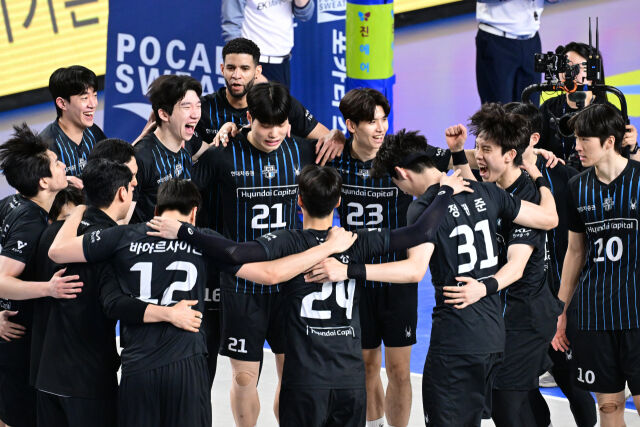 3차전을 승리한 현대캐피탈 선수들이 기뻐하고 있다. / 한국배구연맹(KOVO)