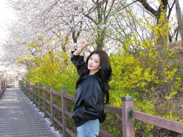 안유진이 봄 감성을 가득 담은 일상을 공개했다. / 안유진 SNS