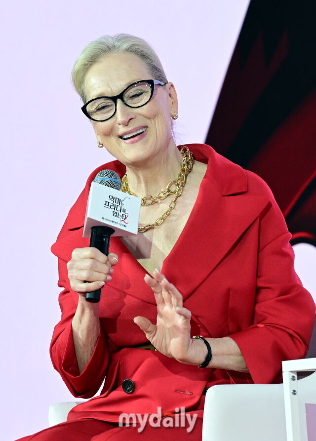 '악마는 프라다를 입는다 2' 내한 기자 간담회에서 메릴 스트립이 취재진의 질문에 답하고 있다./마이데일리 DB